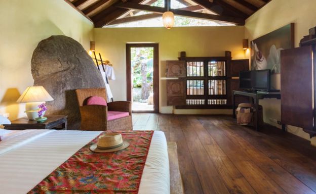 Prestigious 7 Bed Beachfront Luxury Villa in Laem Set