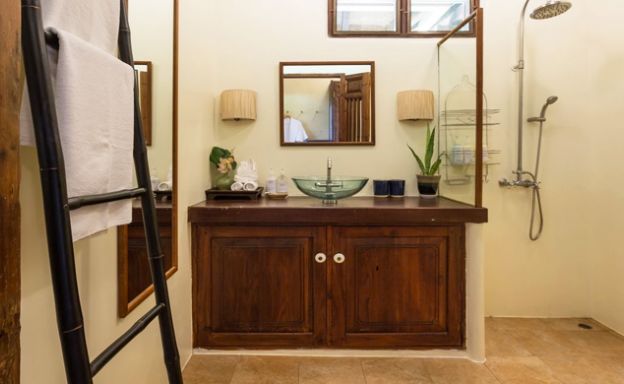 Prestigious 7 Bed Beachfront Luxury Villa in Laem Set