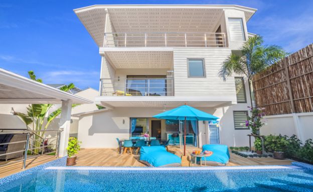 Beautiful 4 Bed Luxury Beachside Pool Villa in Ban Tai