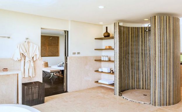 Exquisite 4 Bed Luxury Beachfront Villa in Taling Ngam