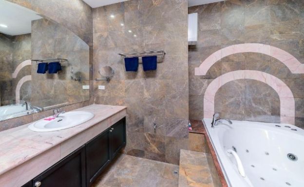 Modern 10 Bedroom Hotel Resort for Sale in Chaweng