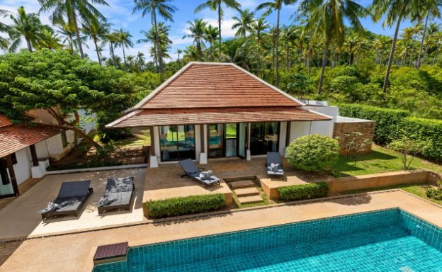 Beachside 4 Bed Tropical Garden Villa in Bangrak