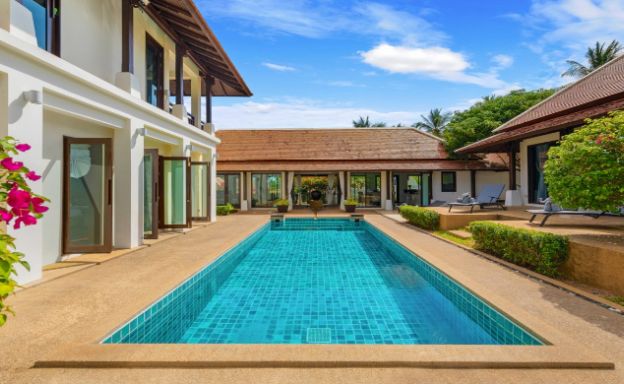 Beachside 4 Bed Tropical Garden Villa in Bangrak