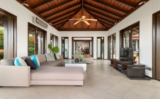 Beachside 4 Bed Tropical Garden Villa in Bangrak