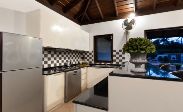 Beachside 4 Bed Tropical Garden Villa in Bangrak