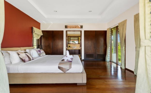 Beachside 4 Bed Tropical Garden Villa in Bangrak