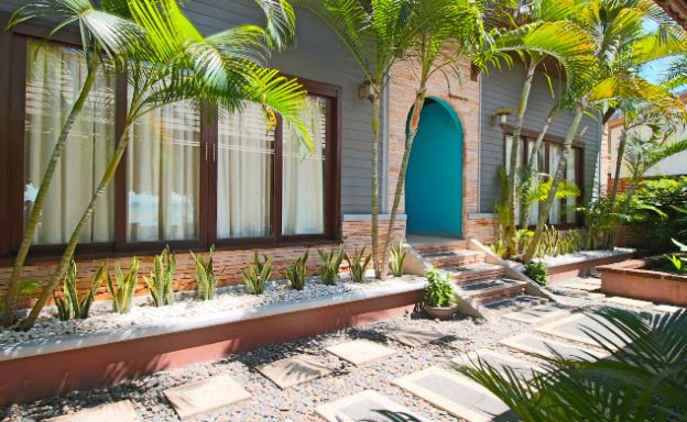 Charming 3 Bed Tropical Beachfront Villa in Laem Yai