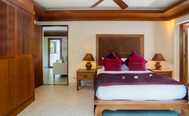 Tropical 4 Bedroom Beachside Villa in Hua Thanon