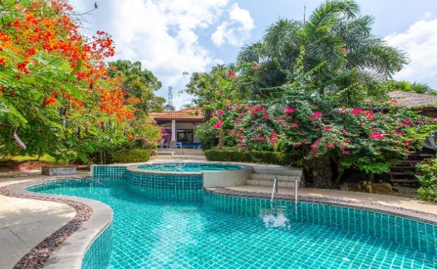 Tropical 3 Bed Villa with Large Garden in Plai Laem