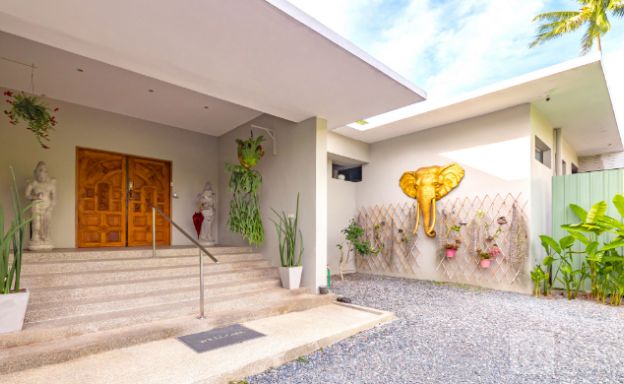 beachside-villa-for-sale-koh-samui-big-garden