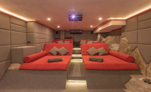 This stylish contemporary Luxury Villa for sale in Koh Samui is situated in a prime part of the Chaweng hillside.