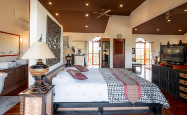 mansion-with-lake-view-for-sale-hua-hin