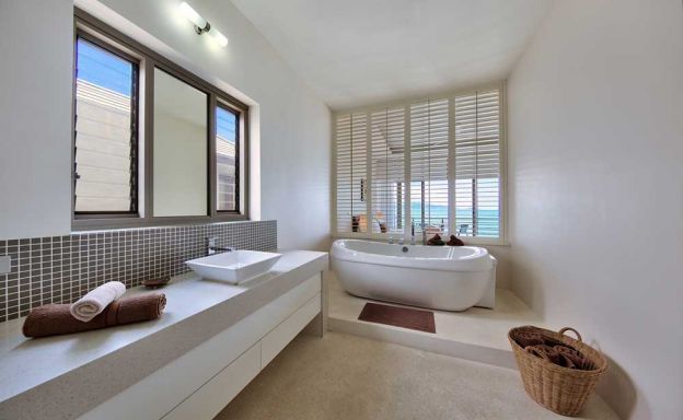 Unique Design 3 Bedroom Beachfront Villa in Maenam