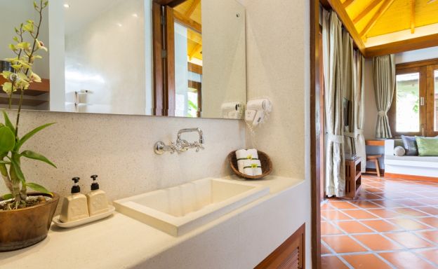 Beautiful Beachfront Tropical Pool Villa in Plai Laem