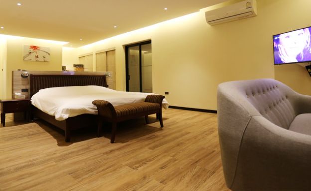 Unique 3 Bedroom Pool Villa for Sale in Laem Set